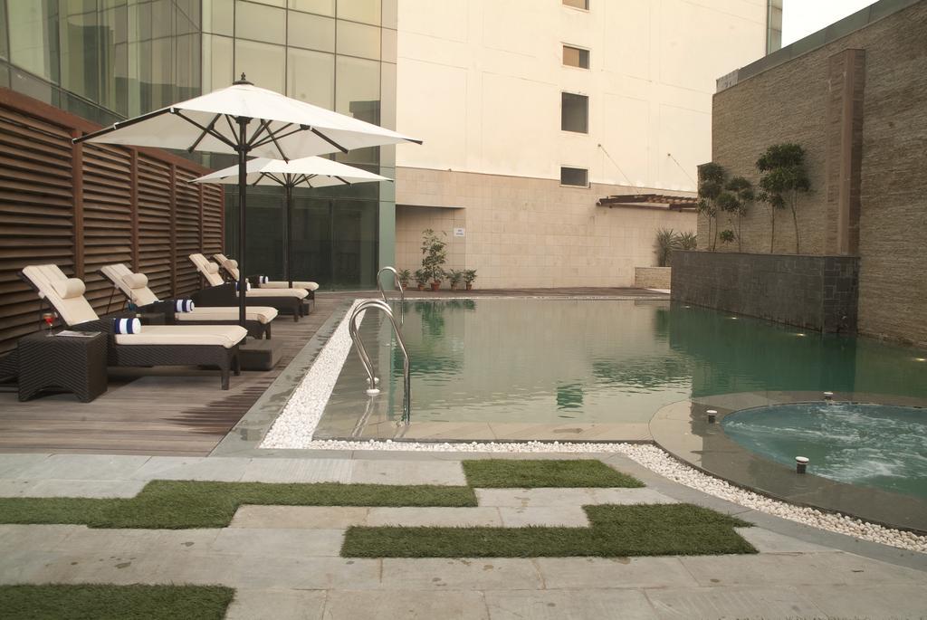 Savoy Suites Greater Noida Exterior foto